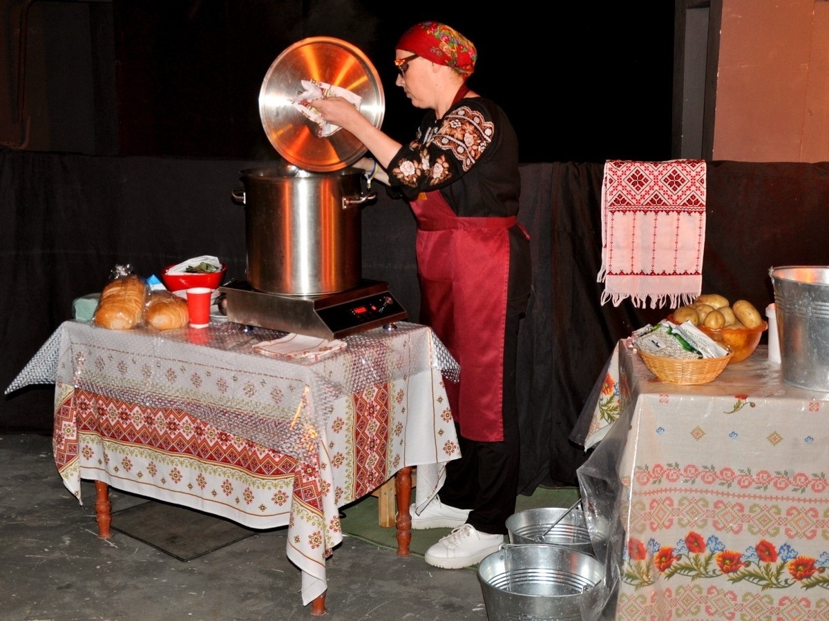 Уривок зі спектаклю за п’єсою Неди Неждани “Борщ”