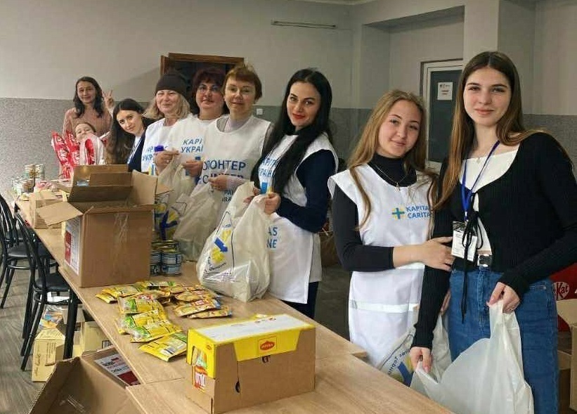 “Карітас Тернопіль” згуртував дружню волонтерську команду. Вікторія Нестерюк на фото третя праворуч 