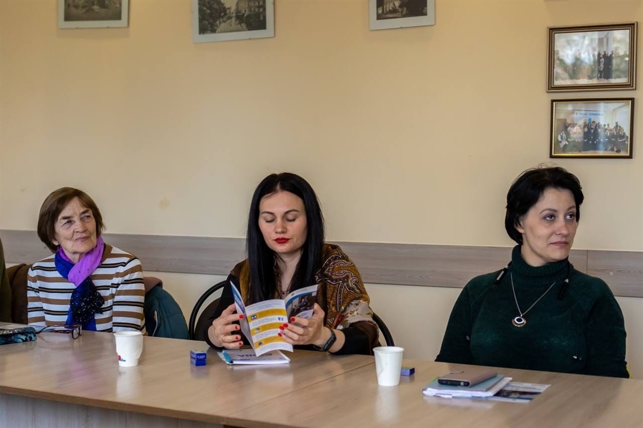 Мовні курси. Вікторія Нестерюк на фото в центрі