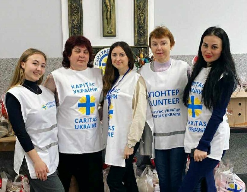 Вікторія Нестерюк (перша праворуч) з колежанками з волонтерського штабу