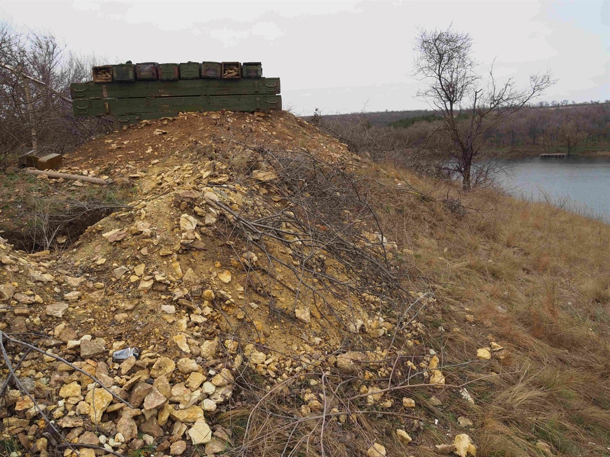Облаштовуючи лінію оборони росіяни завдали значних ушкоджень правому схилу берега Дніпра. Фото з Facebook-сторінки Івана Мойсієнка