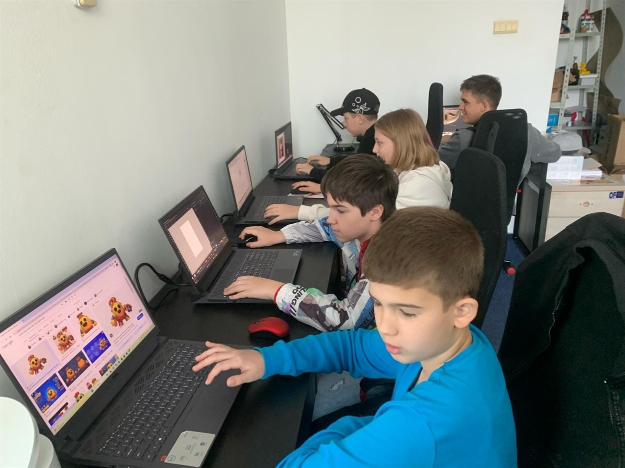 На заняттях з робототехніки. Фото: з Facebook-сторінки Centrul Comunitaria