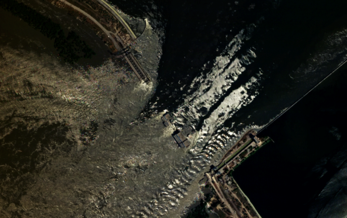 Супутниковий знімок Каховської ГЕС, зроблений 6 червня. Фото: @Planet via X