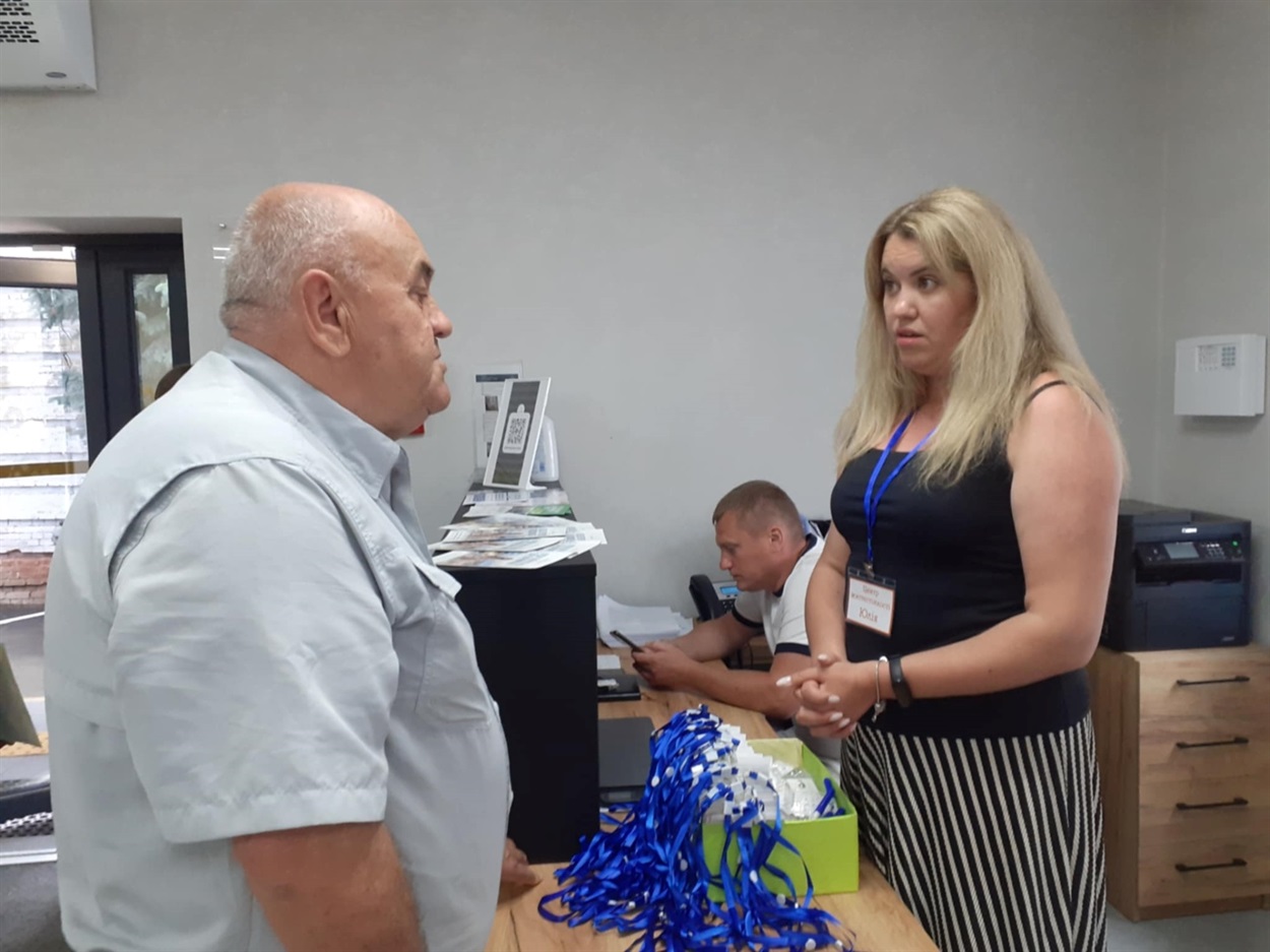 Юлія Кононова відповідає на запитання переселенця з Донеччини пана Михайла