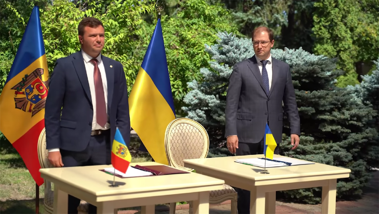 Угоду підписано. Серджіу Лазаренко і Руслан Стрілець. Одеса, 15.08.24. Скриншот відео з Facebook-сторінки Руслана Стрільця