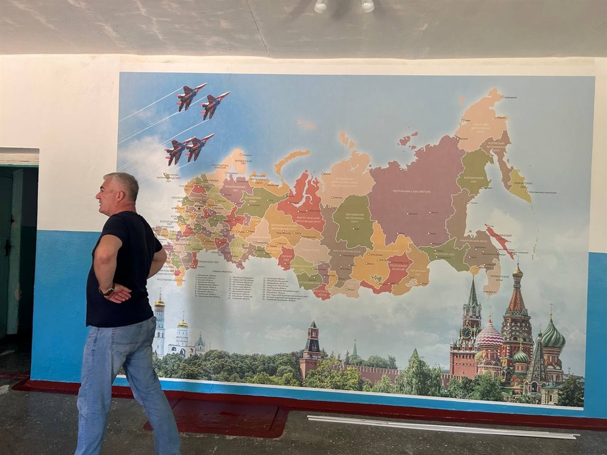 “Єдинорос” Павєл Тропкін “перевіряє” готовність Ольгинської школи до нового навчального року. Фото: окупаційний Telegram-канал