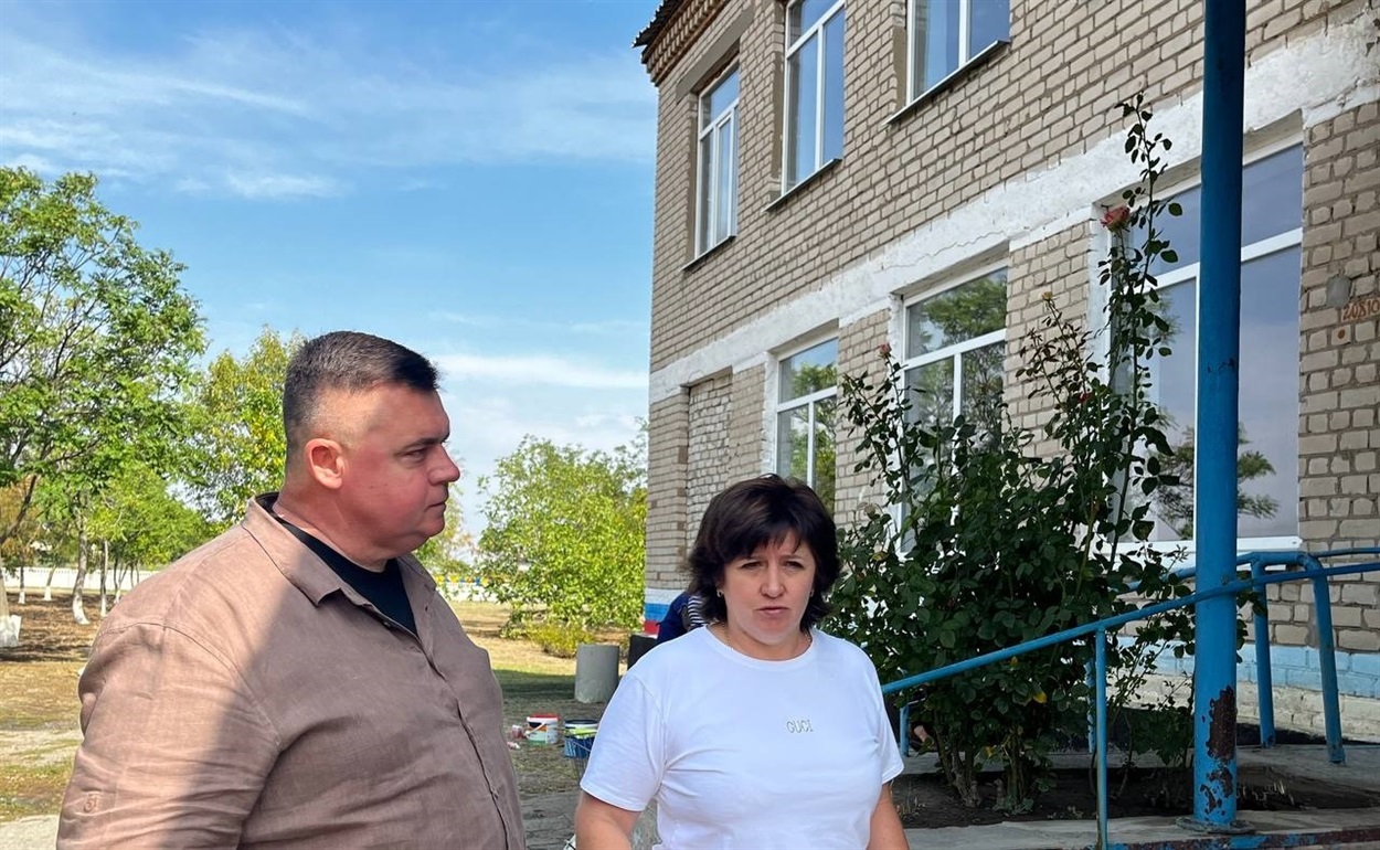 Сергій Нікітенко та Світлана Петрова оглядають підготовку школи до навчального року.
