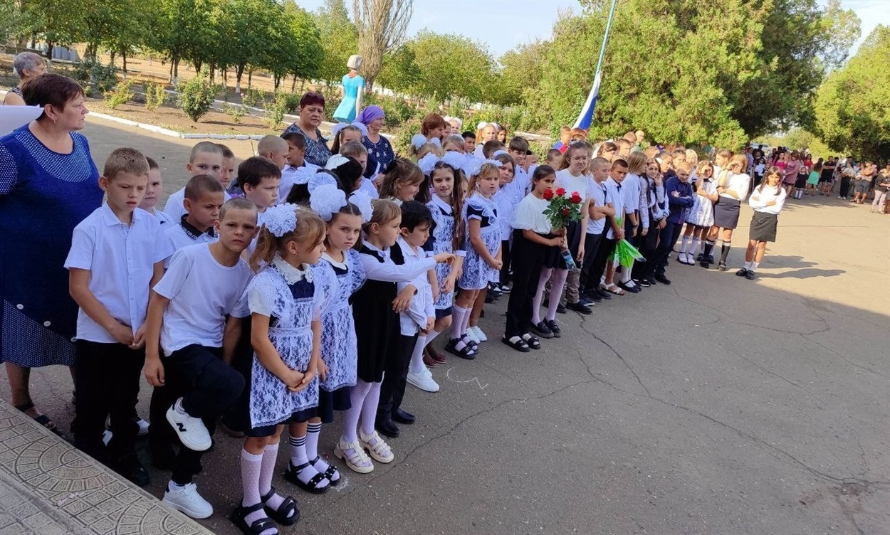 Лінійка в одній зі шкіл так званого “Нижнесерогозского муниципального округа”