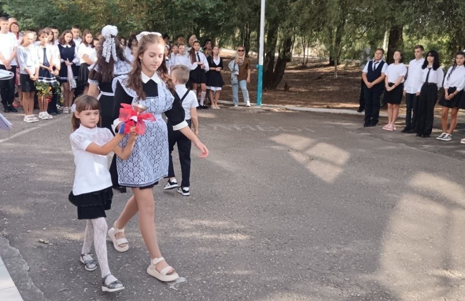 Лінійка в одній зі шкіл так званого “Новотроицкого муниципального округа”