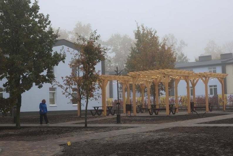Перші 80 родин з числа для людей, що втратили дім через війну, отримали ключі від квартир у благодійному “Містечку Хансена”, Київська область. Фото: КОВА