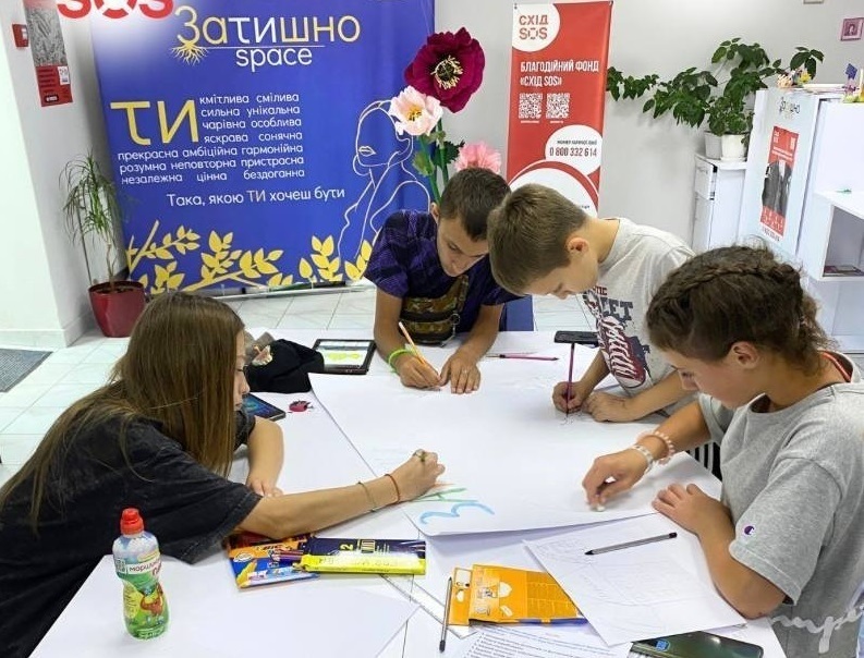 Заняття для дітей шкільного віку у “Затишно space” (Миколаїв). Фото: “Затишно space” БФ “Схід SOS”