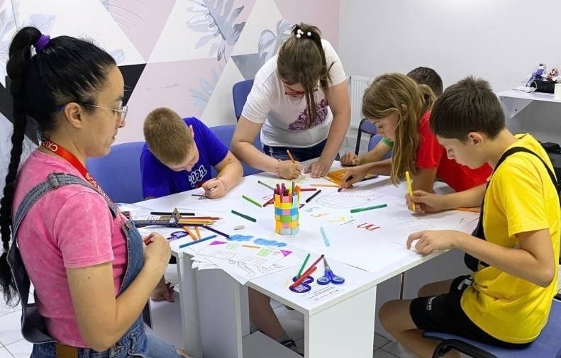 Є ефективні практики самодопомоги, які діти можуть виконувати самостійно або разом з батьками. Фото: “Затишно space” БФ “Схід SOS”