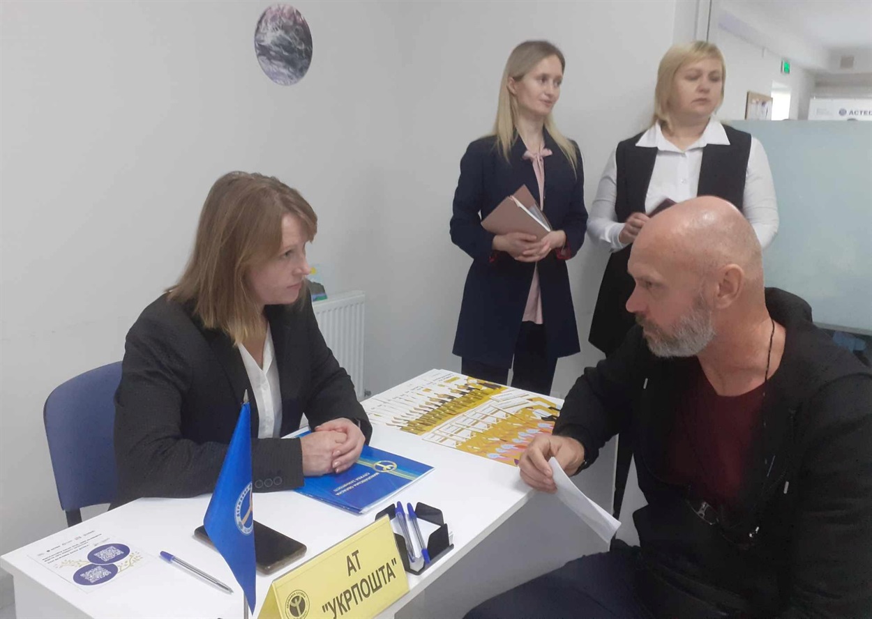 Пошук роботи для безробітних під час ярмарки вакансій у “Затишно space”. Фото: Любов Рудя