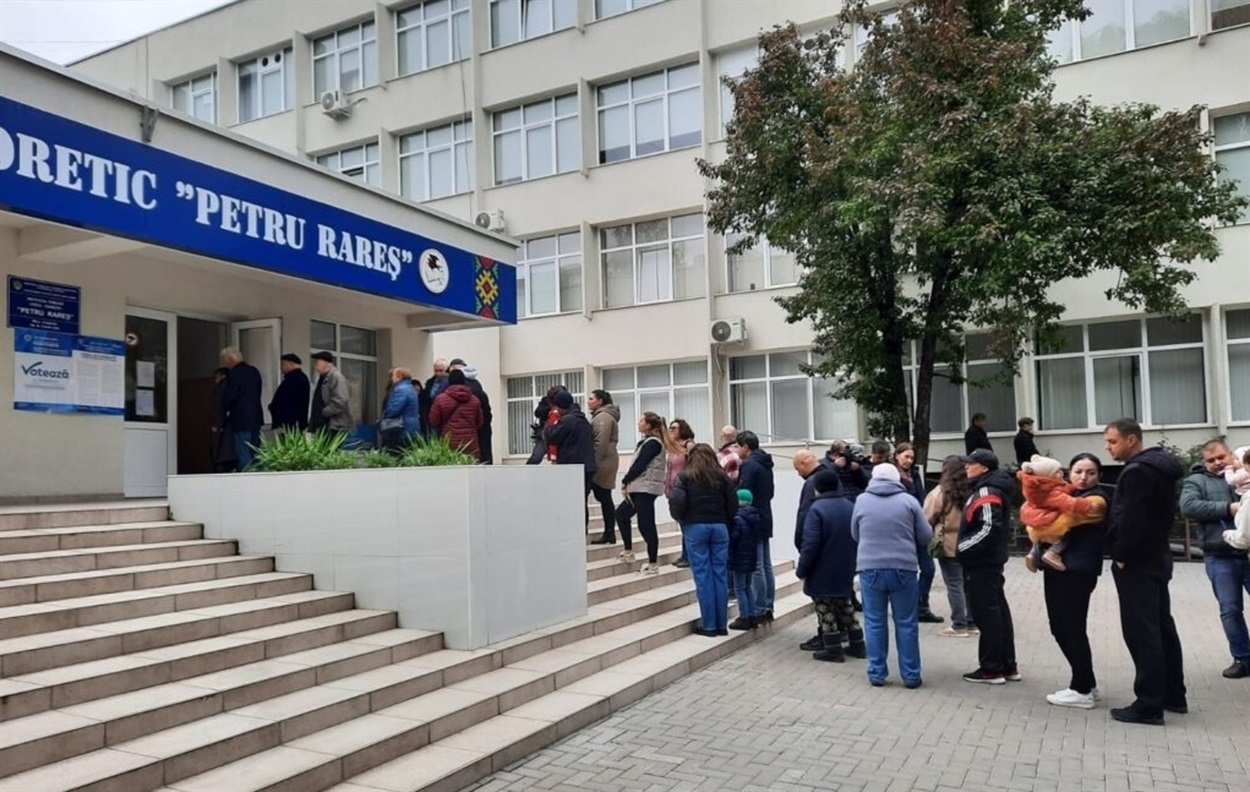 Черга до дільниці голосування в Кишиневі. Фото: G4Media.ro/ Petru Clej