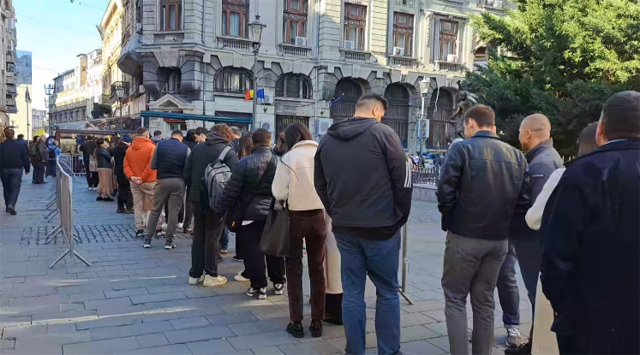 Черга до дільниці голосування в Бухаресті. Фото з відкритих джерел