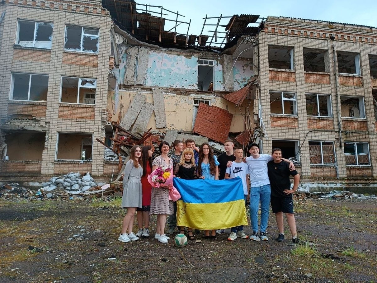 Учні, які закінчили 9-й клас школи в селі Любимівка Бериславського району Херсонської області провели свято останнього дзвоника біля рідної школи, яка дуже пошкоджена під час бойових дій і потребує відновлення