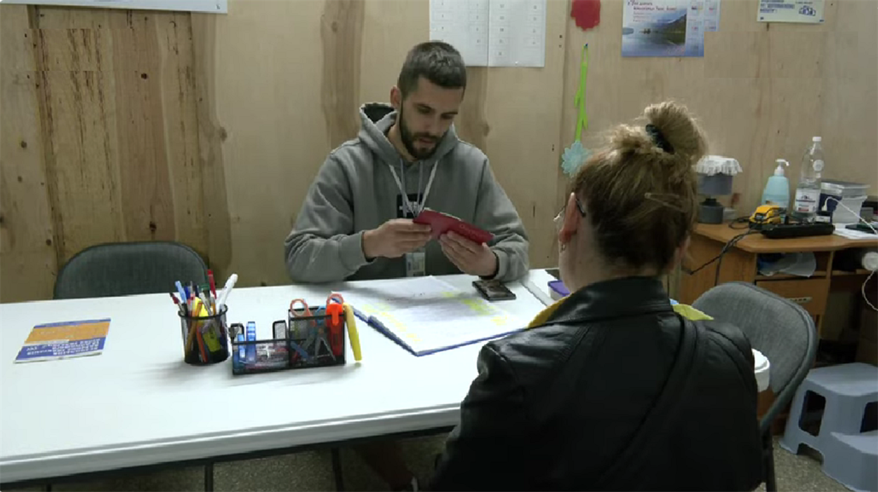 Консультація біженців волонтерами Helping to Leave. Скриншот: Суспільне Луцьк