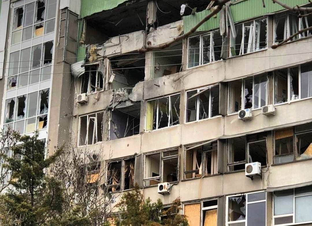 У результаті російських обстрілу будівля ХДУ зазнали значних пошкоджень. Фото: kspu.edu 