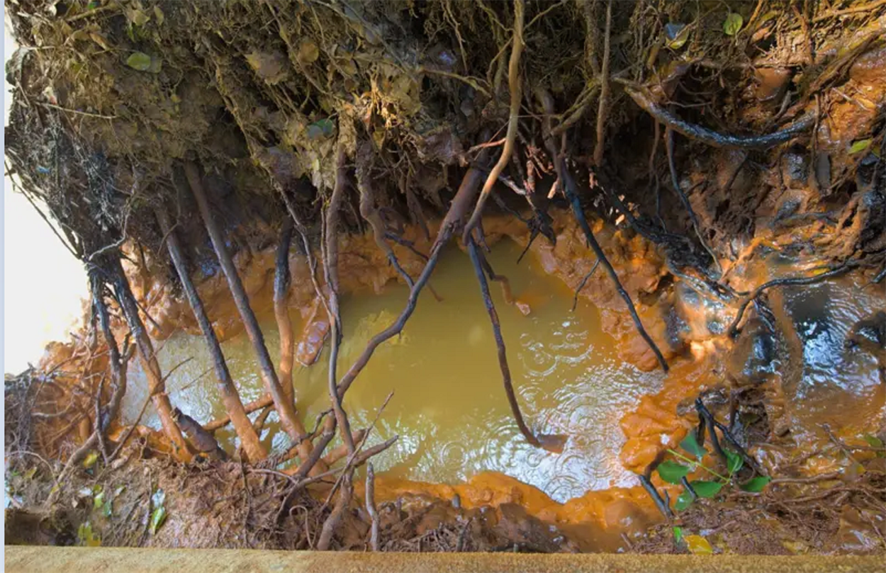 Так виглядає шахтна вода на поверхні землі