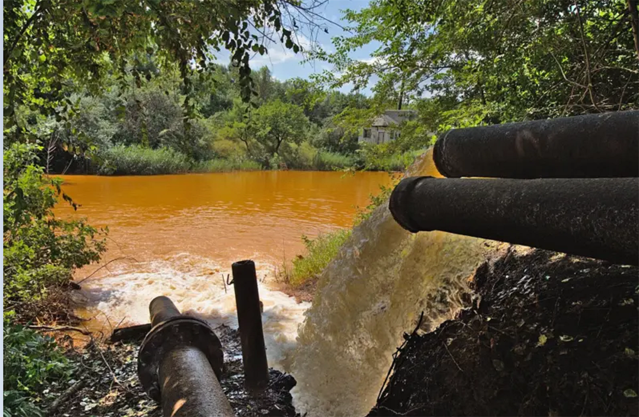 З труби в річку спадає токсична шахтна вода, яку викачують з тимчасово окупованих територій