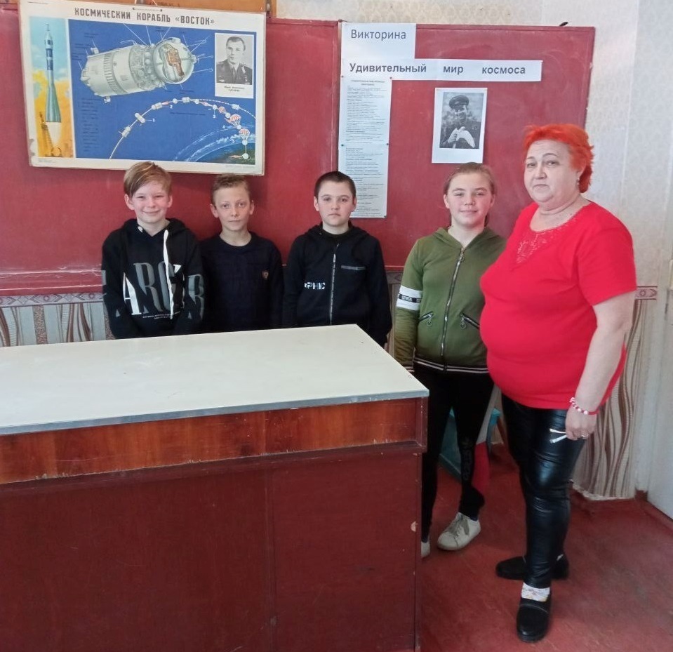 Колаборантка Олена Падалко (праворуч) проводить пропагандистський захід до “дня космонавтики” у Нижньосірогозькій школі. Фото з окупаційних пабліків