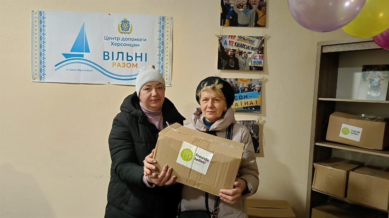 Видача гуманітарної допомоги в хабі “Вільні разом”, Івано-Франківськ. Фото: Хаб “Вільні разом”