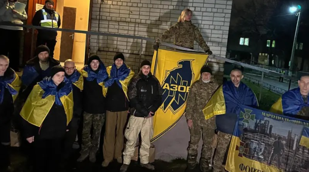 Серед 189 військових додому повернулися 11 захисників Маріуполя. Фото: з Телеграм-каналу Володимира Зеленського 