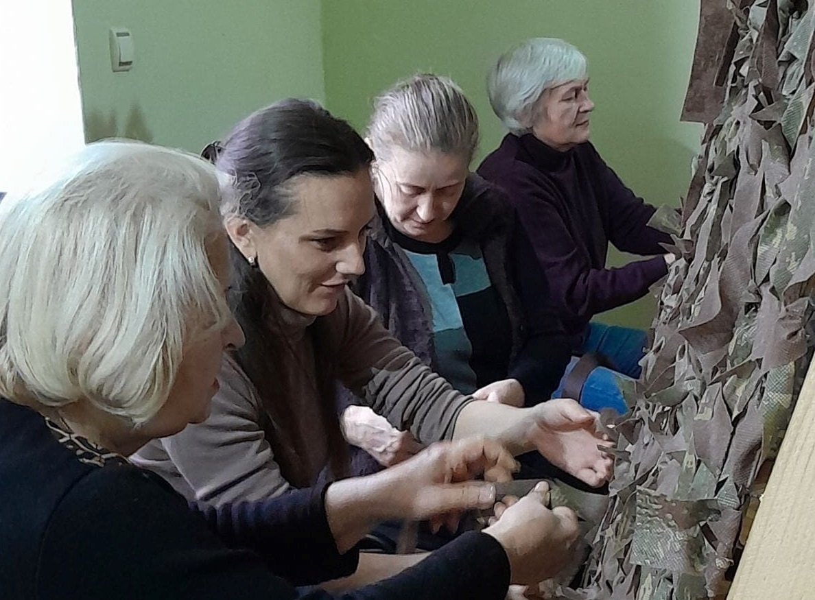 Плетіння маскувальних сіток волонтерами чернівецького товариства ”Український Народний Дім”. Фото: Фейсбук-сторінка “Український Народний Дім”