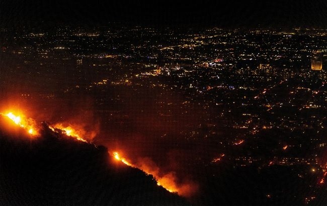 У Каліфіорнії вирує та розширюється масштабна пожежа. Фото: Getty Images 
