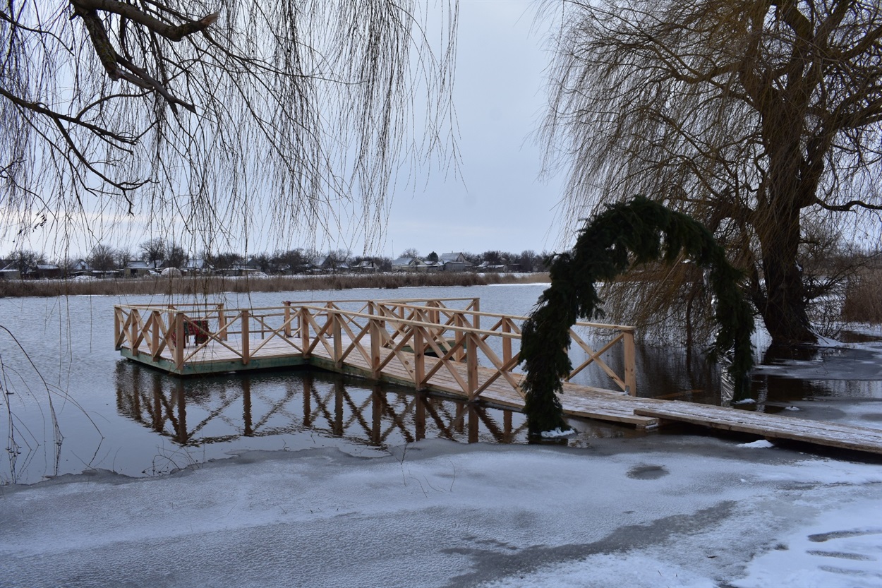 Пірс на березі балки Великі Сірогози в Першопокровці. Січень 2022 року. Архівне фото Нижні Сірогози.City
