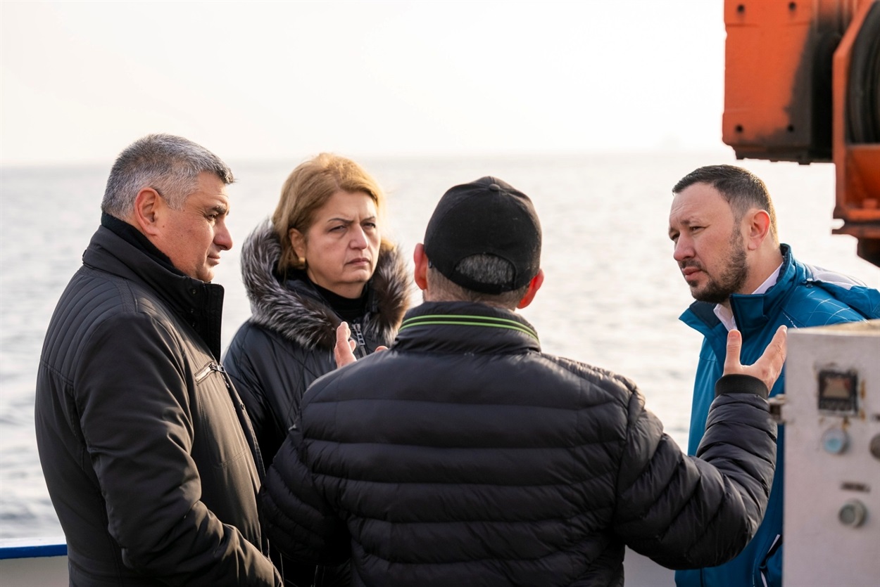 Міністр навколишнього середовища Румунії Мірча Фекет (на фото праворуч) долучився до моніторингу Чорного моря. Фото: з Facebook-сторінки Mircea Fechet