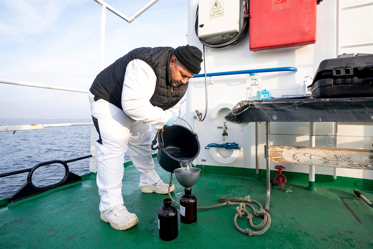 Зразки води з різних глибин. Моніторинг Чорного моря біля узбережжя Румунії. Фото: з Facebook-сторінки Mircea Fechet