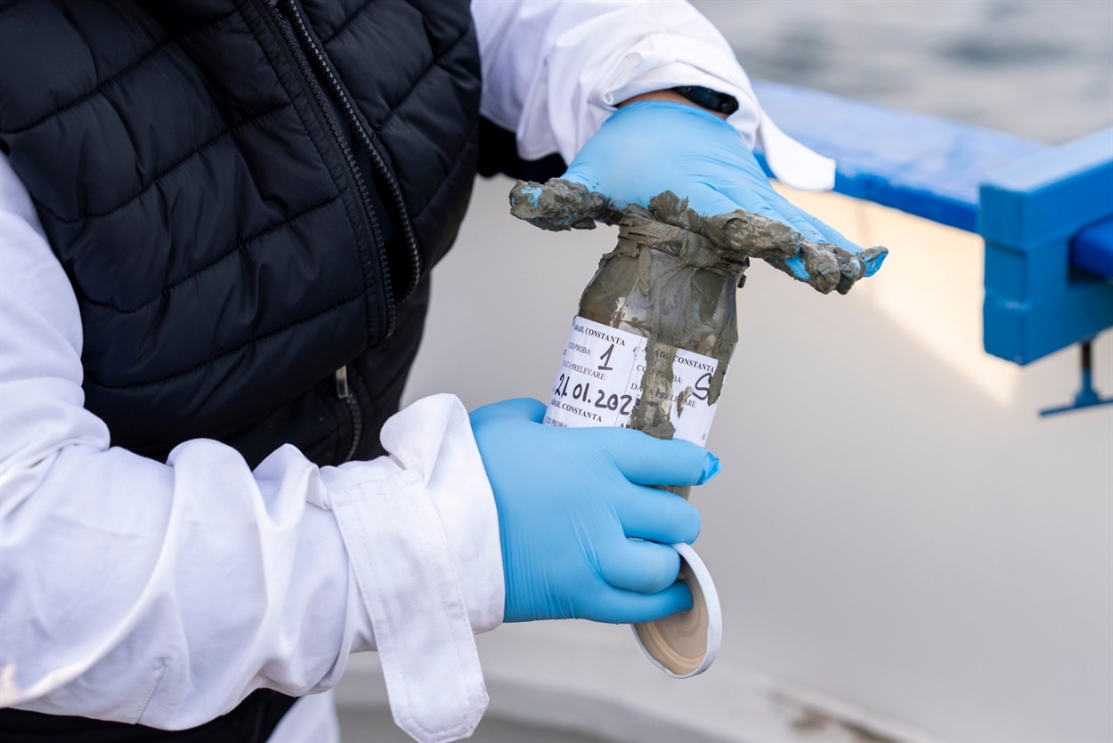 Зразки донних відкладень. Моніторинг Чорного моря біля узбережжя Румунії. Фото: з Facebook-сторінки Mircea Fechet