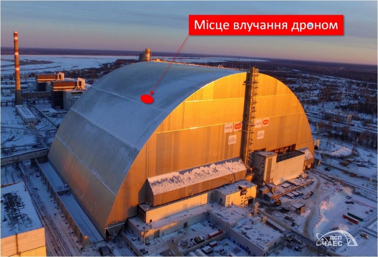 Місце влучання дрона в захисну арку над енергоблоком ЧАЕС, 14.02.2025. Фото: ДСНС України