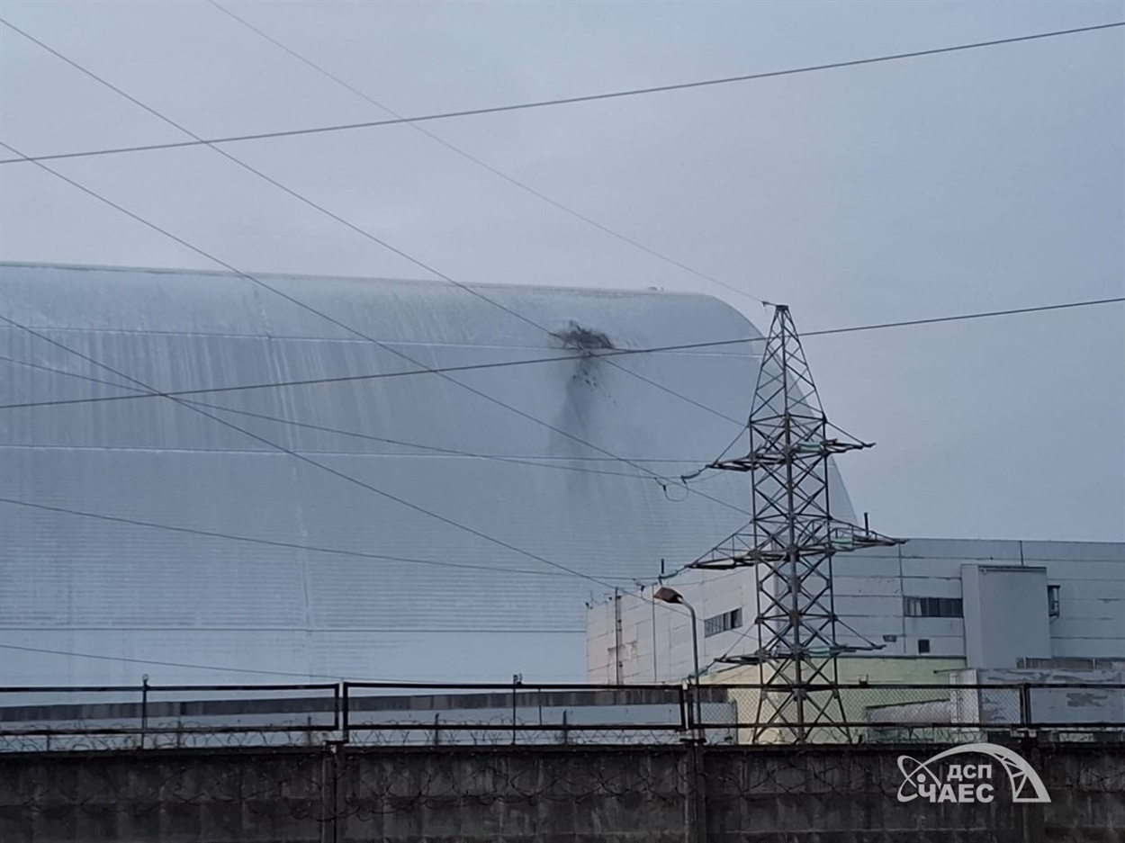 Ударний дрон пробив захисну арку над енергоблоком ЧАЕС, 14.02.2025. Фото ДСНС України

