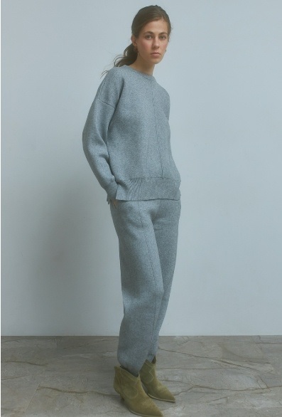 https://www.stimma.com.ua/catalog/zhenskaya_odezhda/trikotazh/kostyumy_i_komplekty/seryy/
