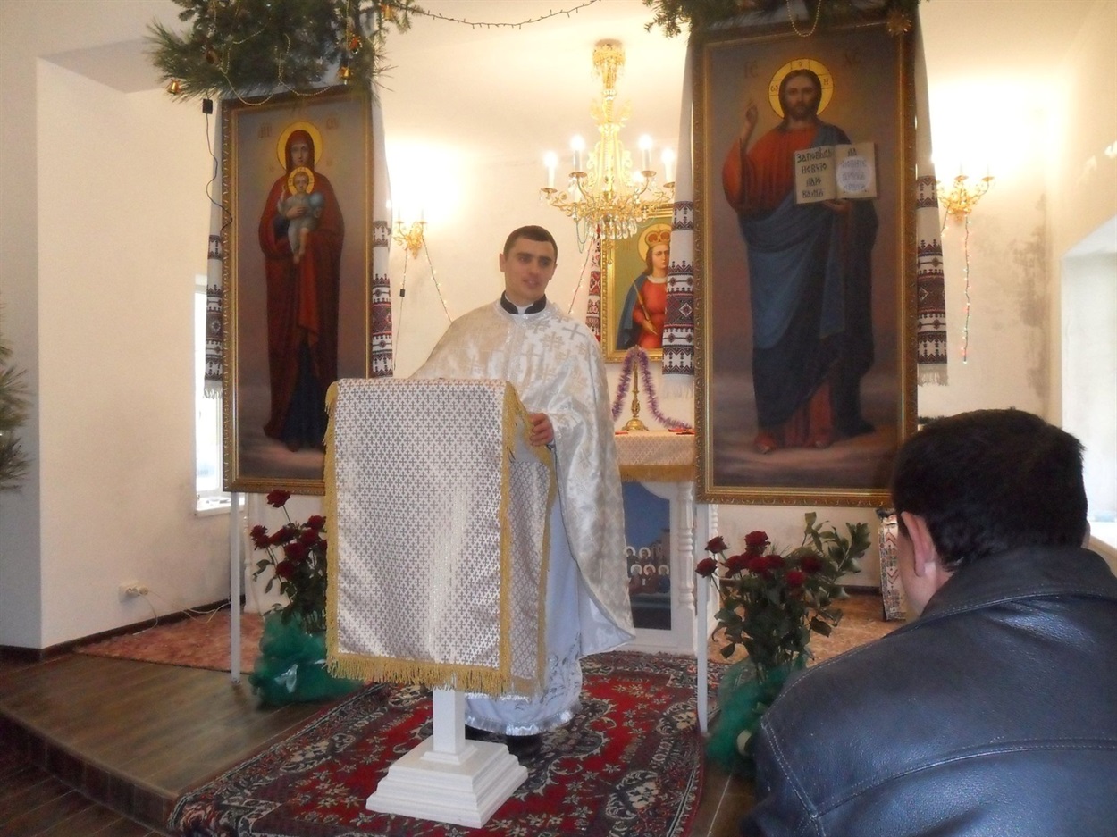 Проповідь отця Олександра в Нижніх Сірогозах. 2017 рік. Фото: Фейсбук-сторінка Олександра Богомаза