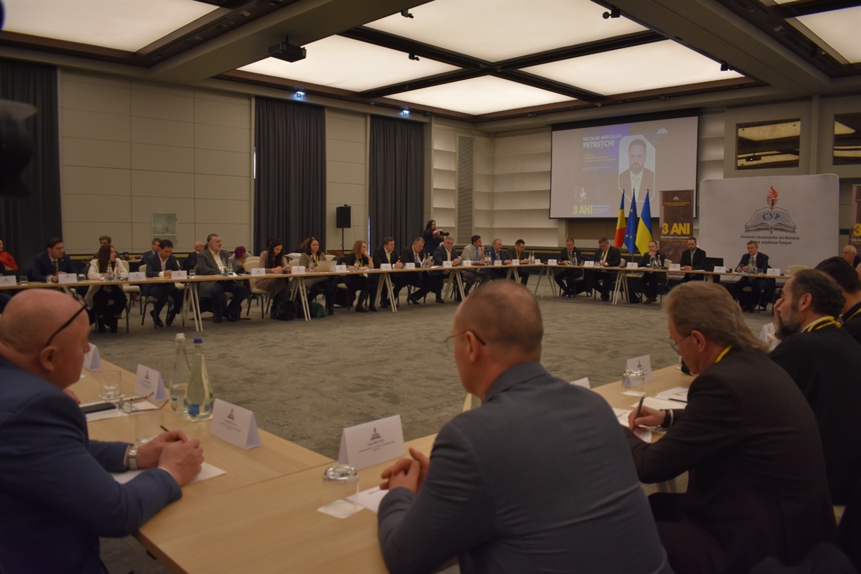 Учасники конференції “Три роки війни в Україні: у пошуках шляхів досягнення тривалого миру”