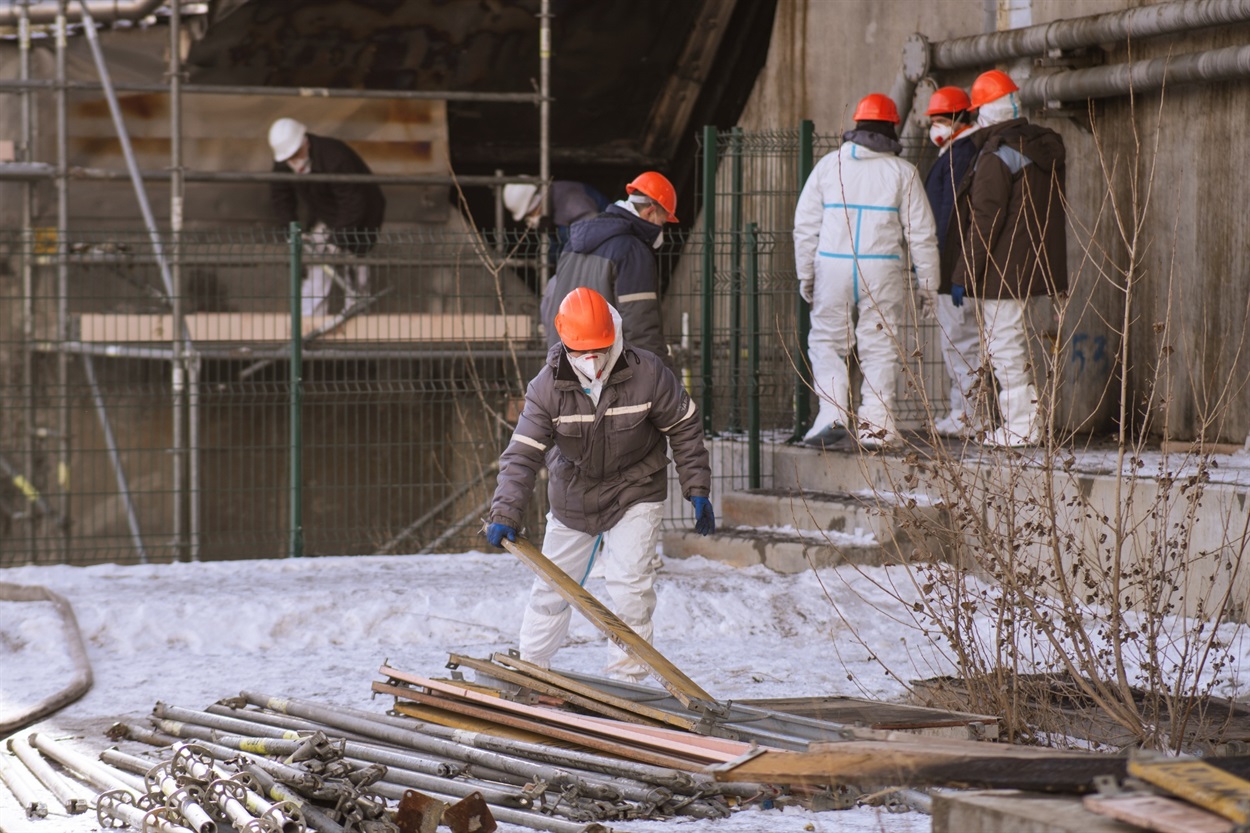 Рятувальникам ліквідовувати наслідки удару БпЛА заважала також погода з вітром, снігом та морозом. Фото: ГУ ДСНС Київської області