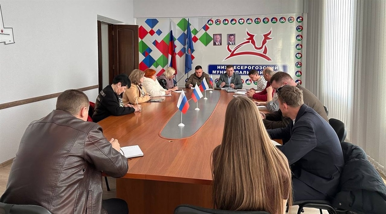 Колаборантка Олександра Білокриницька (друга ліворуч) на нараді з російськими загарбниками, березень 2025 року. Фото з окупаційних медіа