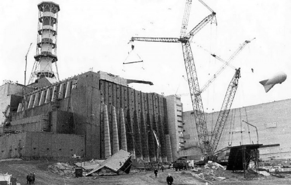 Будівництво «Саркофага» над ЧАЕС. 1986 рік. Архівне фото: chernobil.info