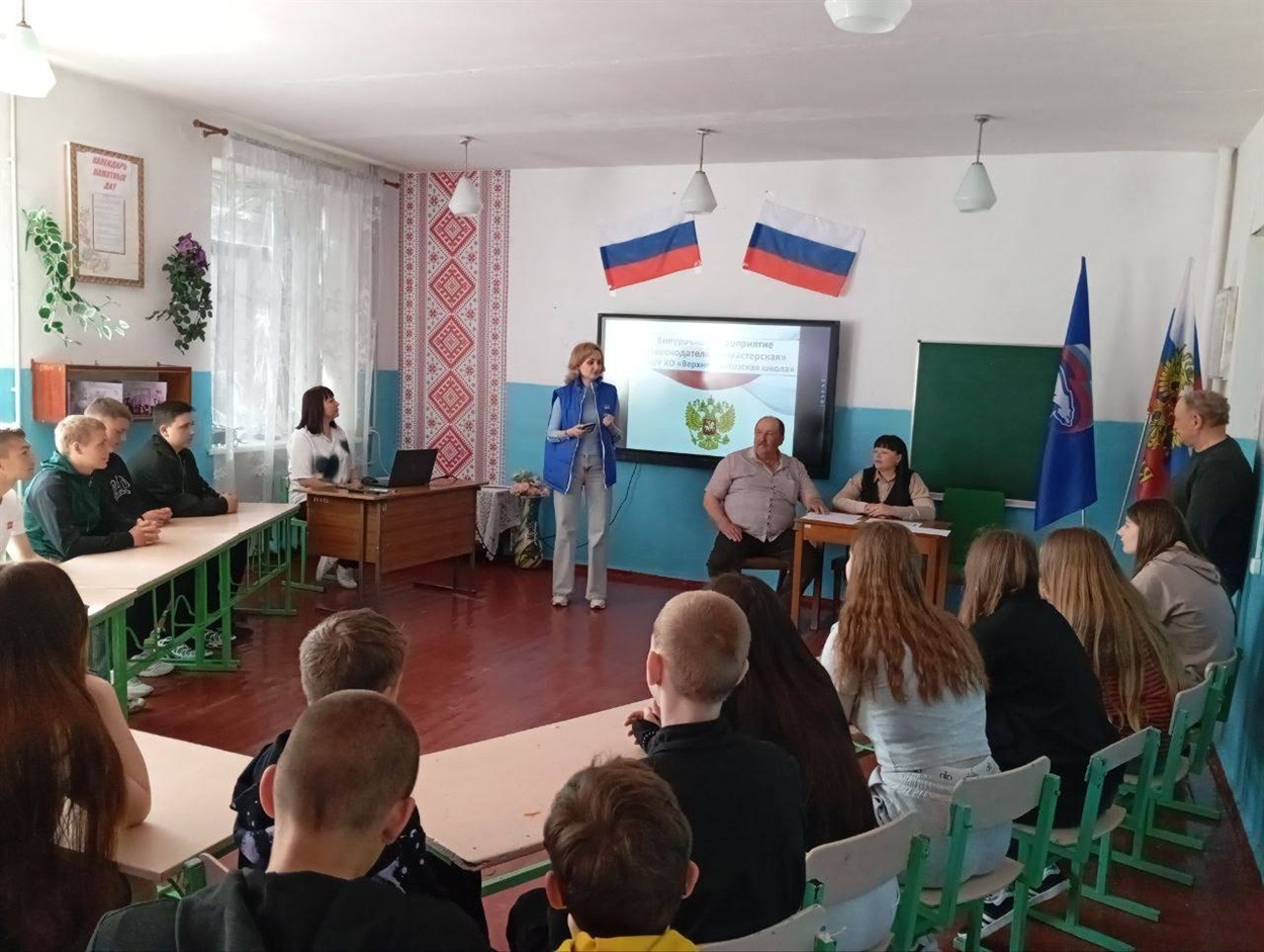 Колаборантка Наталія Василенко біля дошки на пропагандистському заході у Верхніх Сірогозах, 24 квітня 2025 року. Фото з окупаційних пабліків