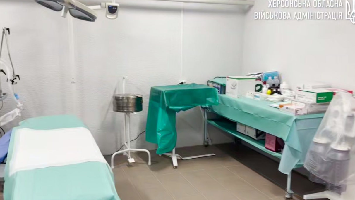 У Нововоронцовській громаді відкрили підземне відділення лікарні з приймальнею, лабораторією і операційною. Скриншот з відео: @olexandrprokudin
