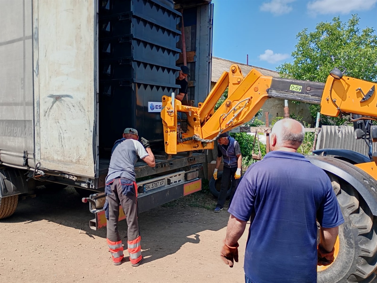 Сміттєві баки для Дар’ївської громади придбано завдяки фінансовій підтримці Нижньосірогозької СТГ. Фото: https://daryivska-gromada.gov.ua