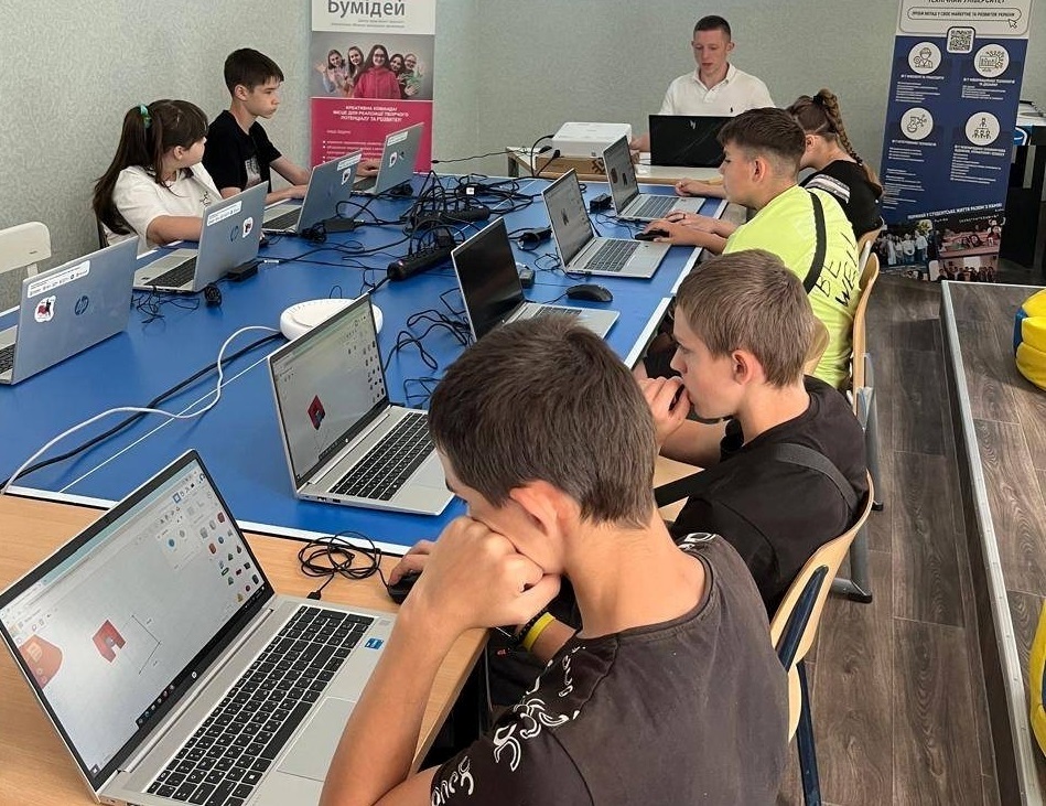 Майстер-клас для підлітків ВПО у Центрі допомоги “Вільні разом” у Хмельницьку. Фото: Телеграм-канал Херсонська ОВА