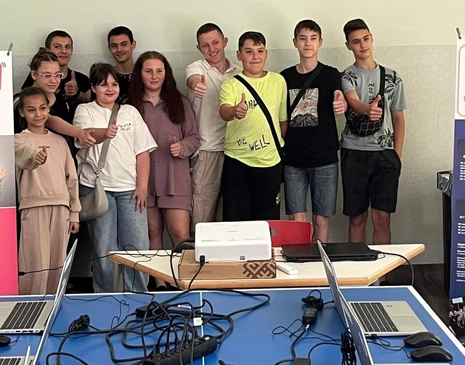 Майстер-клас для підлітків ВПО у Центрі допомоги “Вільні разом” у Хмельницьку. Фото: Телеграм-канал Херсонська ОВА