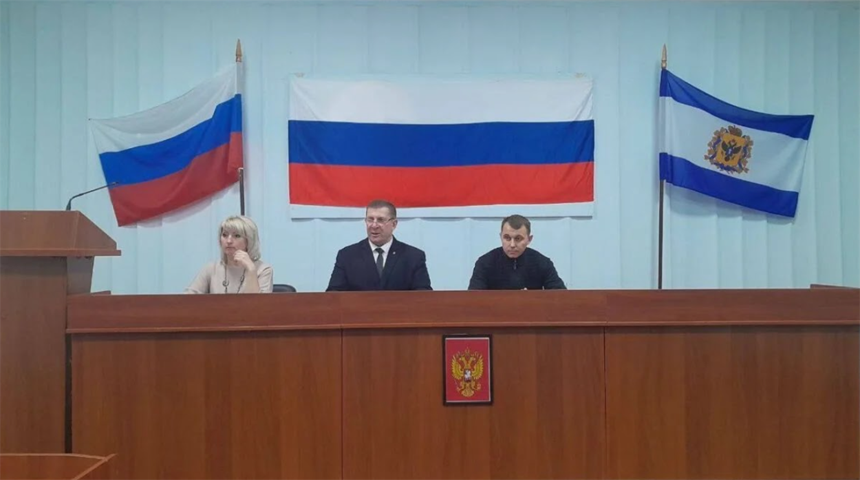 Яна Носова на засіданні так званої “Ради депутатів Нижньосірогозького муніципального округу першого скликання”.
