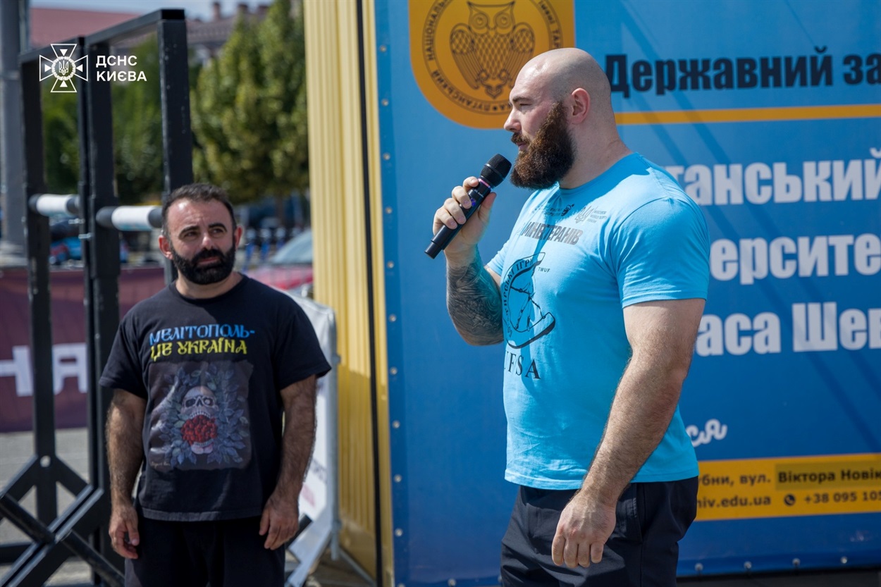 Гість свята – Олексій Новіков, який записав своє ім‘я в світову історію силових видів спорту, як наймолодший переможець турніру “Найсильніша людина планети”. Фото: ДСНС Києва   