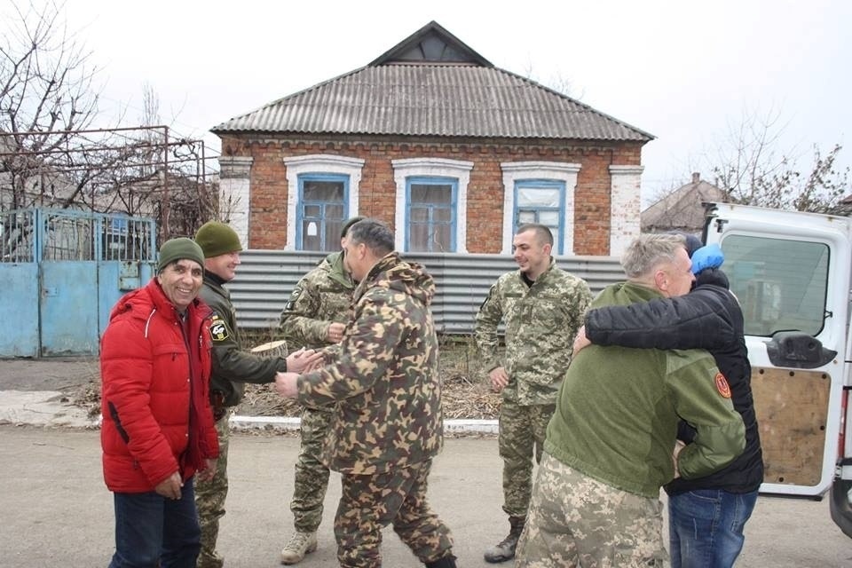 Зустріч Фазеля Манана (крайній ліворуч) з земляками в зоні АТО. Фото з особистого архіву Ф. Манана 