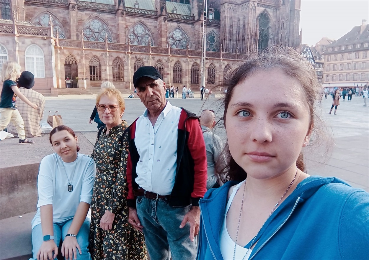 Відпустка після поранення. Фазел Манан з дружиною Оленою та доньками. 2023 рік. Фото з особистого архіву Ф. Манана